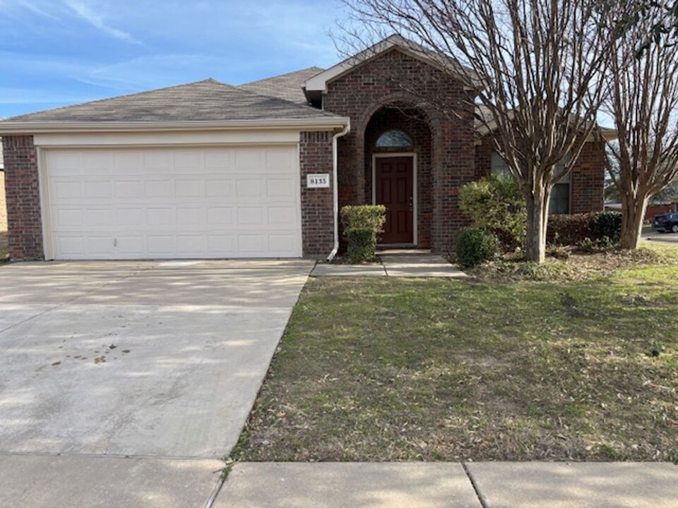 8135 Tierra Del Sol Rd in Arlington, TX - Foto de edificio