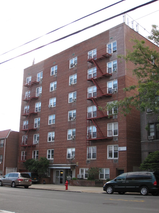 75-06 Woodside Ave in Flushing, NY - Building Photo - Building Photo