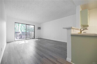 20234 Cantara St in Los Angeles, CA - Building Photo - Building Photo