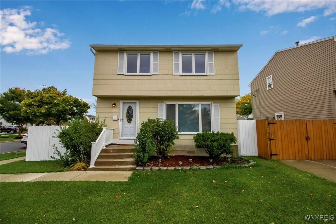 4911 N Bailey Ave in Buffalo, NY - Building Photo