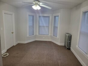 13 Snell St, Unit 13 Snell St Apt 1 in Brockton, MA - Foto de edificio - Building Photo