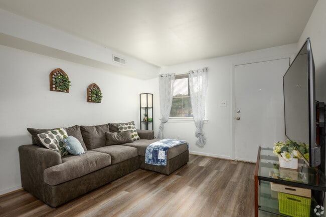 Stone Ridge Apartments- Convenient Location in Roanoke, VA - Building Photo - Building Photo