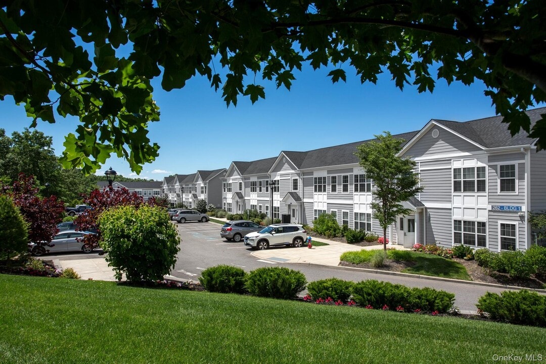262 Indian Head Rd in Kings Park, NY - Building Photo