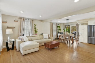 253 Porter Ave in Middlebury, CT - Building Photo - Building Photo