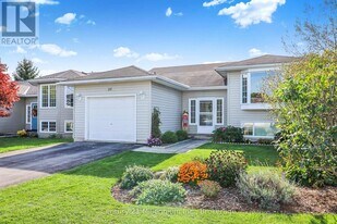 33 Birchwood Ct in Meaford, ON - Building Photo