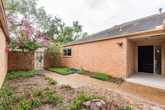 318 W Fair Harbor Ln in Houston, TX - Building Photo - Building Photo