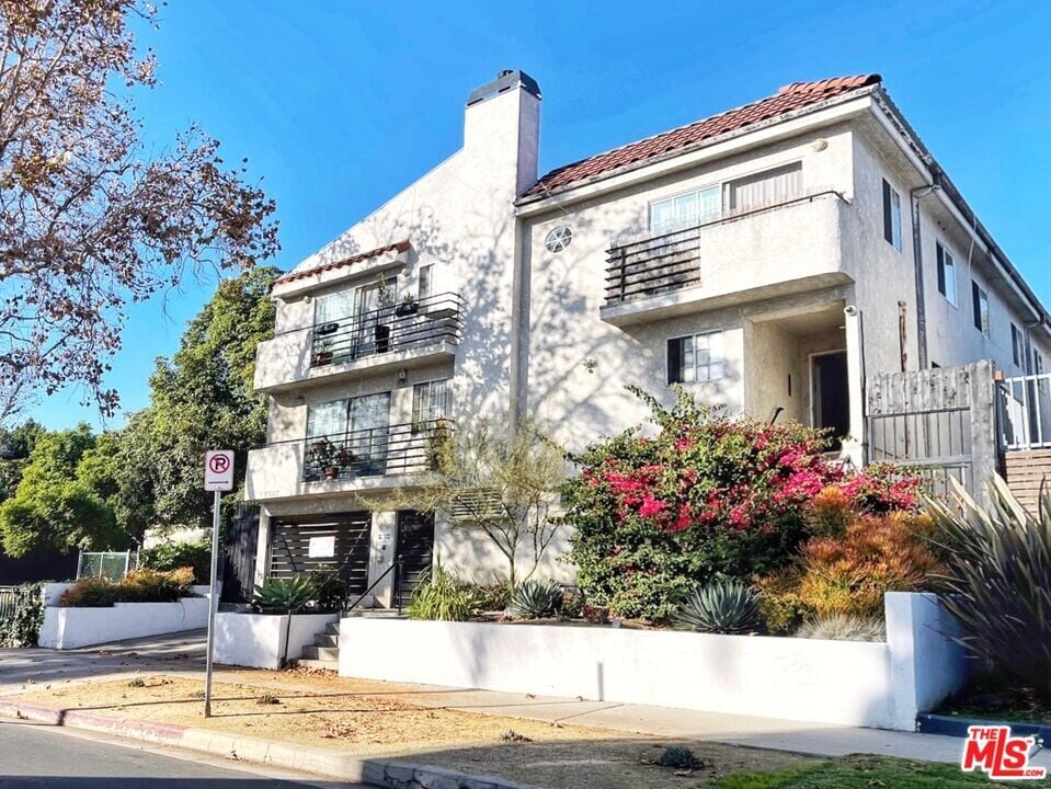 7327 Willoughby Ave in Los Angeles, CA - Building Photo