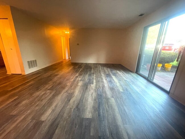 6 Thayer Pond Dr in Oxford, MA - Building Photo - Building Photo