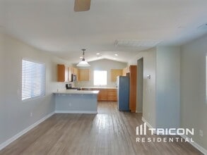 3613 E Carisbrook Dr in North Las Vegas, NV - Foto de edificio - Building Photo