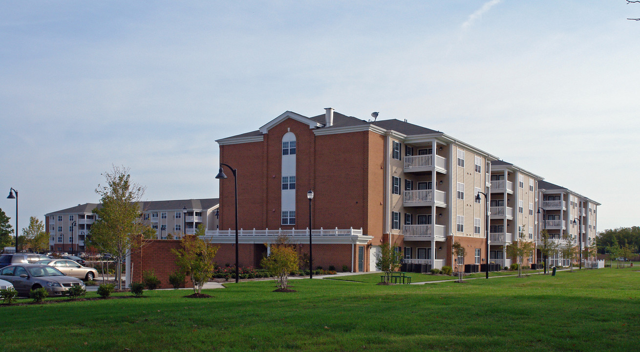 Somerset at Town Center Senior Apartments in Hampton, VA - Foto de edificio