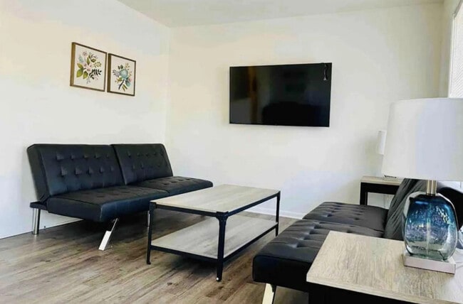 214 Bedford Dr in Eden, NC - Building Photo - Building Photo