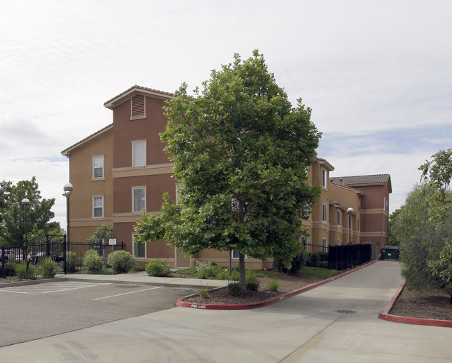 Russell Manor in Sacramento, CA - Building Photo - Building Photo