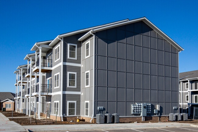 Union at the Loop in Lawrence, KS - Foto de edificio - Building Photo