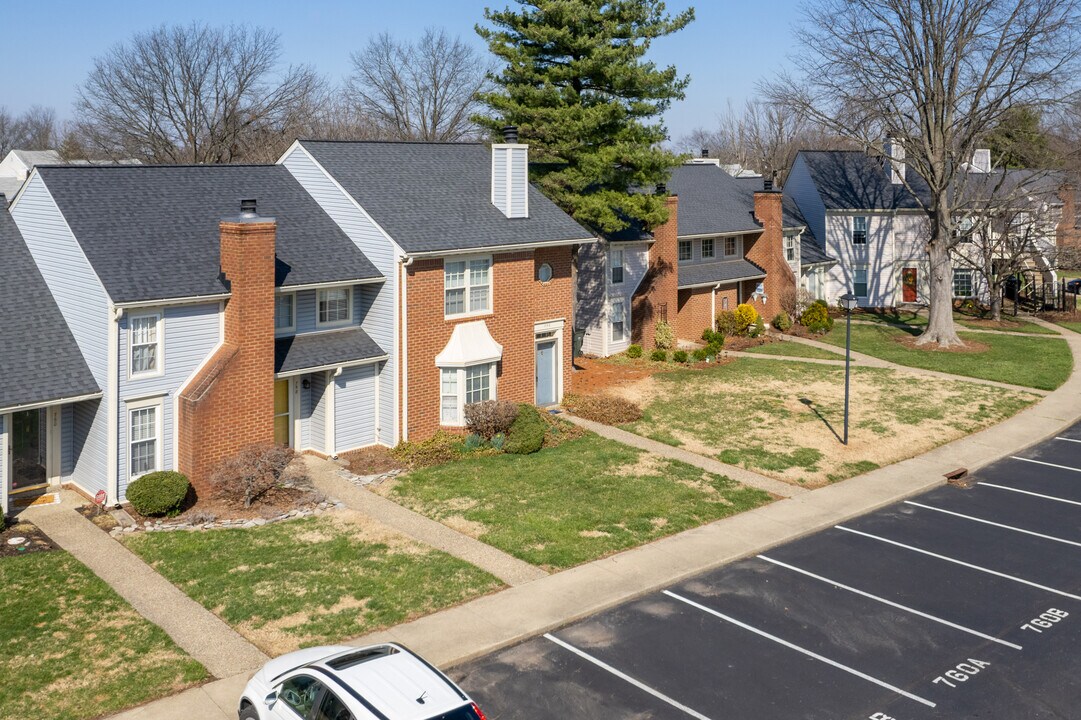 East Hampton in Louisville, KY - Foto de edificio
