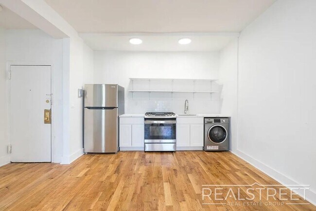 Spacious 2 BED + office in Bushwick in Brooklyn, NY - Building Photo - Building Photo
