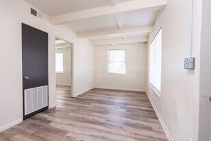 1325 W Dora St in Wichita, KS - Building Photo