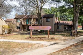 Village Court in Norwich, CT - Foto de edificio - Building Photo