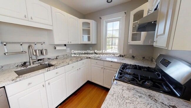 104 Emerald St, Unit 1 in Medford, MA - Building Photo - Building Photo
