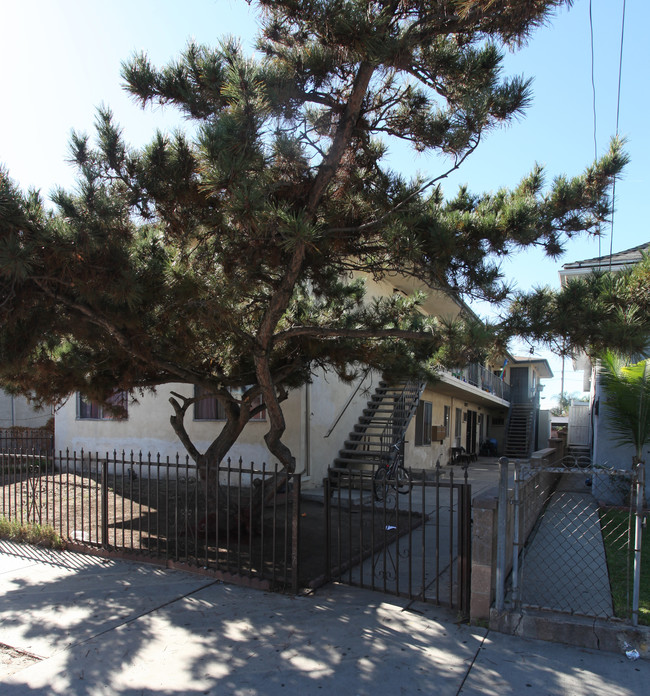 2031 Sichel St in Los Angeles, CA - Foto de edificio - Building Photo