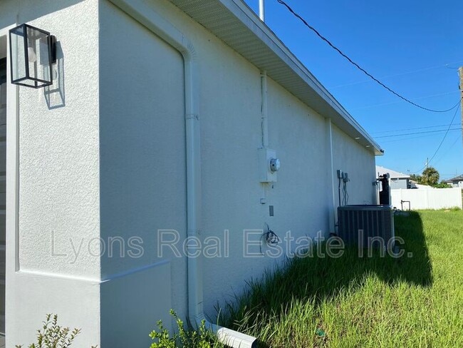 2744 NE 5th Pl in Cape Coral, FL - Building Photo - Building Photo