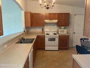 376 Americana Blvd NE in Palm Bay, FL - Foto de edificio - Building Photo