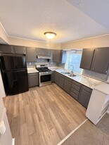 2703 Hull Ave in Des Moines, IA - Building Photo