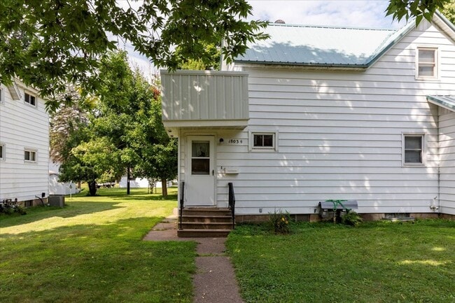 1803 11th St E in Menomonie, WI - Foto de edificio - Building Photo