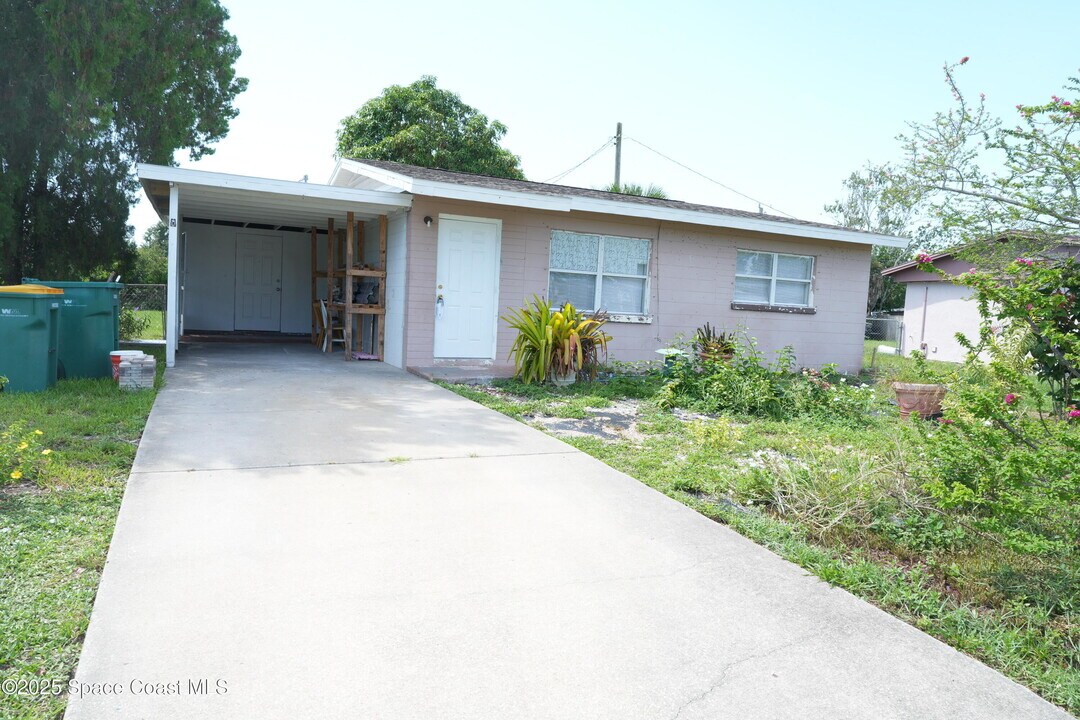 2219 Allan Adale Rd in Melbourne, FL - Foto de edificio