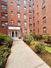 555 McLean Ave in Yonkers, NY - Building Photo - Building Photo