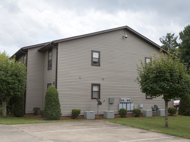 1220-1230 State St in Hendersonville, NC - Building Photo - Building Photo