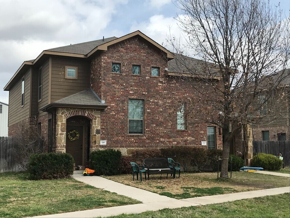 118-122 Sierra Rose Loop in Georgetown, TX - Building Photo