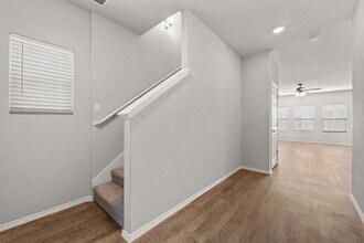 3452 Redbud Grv in San Antonio, TX - Foto de edificio - Building Photo