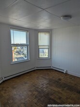 2 Malden St-Unit -5 in Revere, MA - Foto de edificio - Building Photo