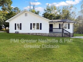 105 W Ray St in Dickson, TN - Building Photo