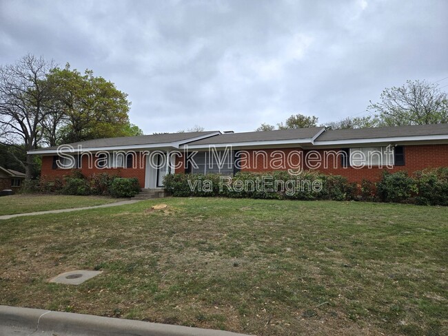 301 Fairway Rd in Woodway, TX - Building Photo - Building Photo