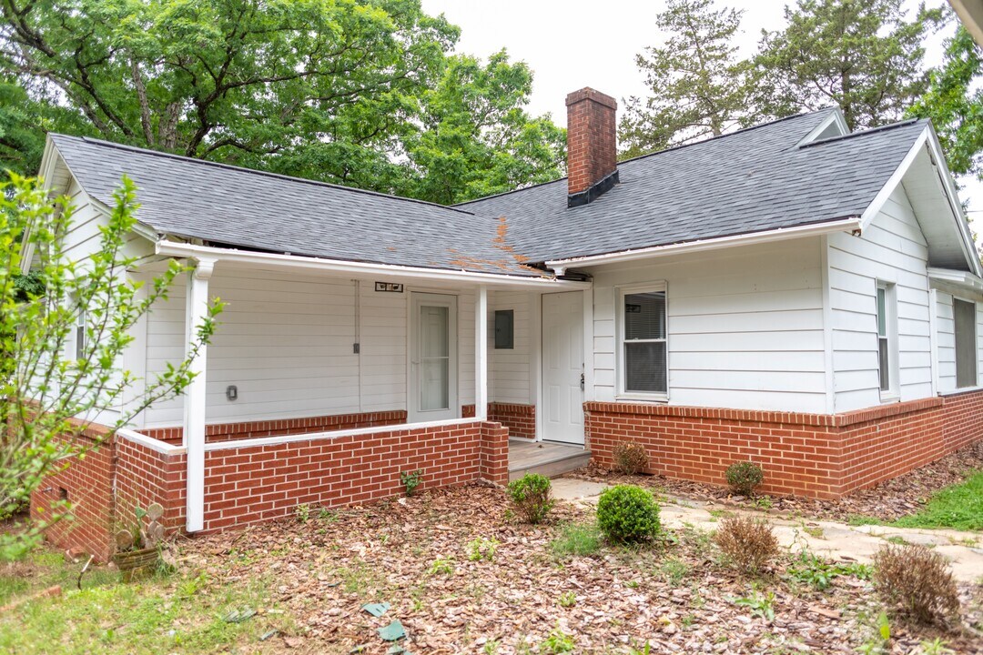 2079 23rd St Dr SE in Hickory, NC - Building Photo