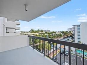 4800 Bayview Dr, Unit 606 in Fort Lauderdale, FL - Foto de edificio - Building Photo