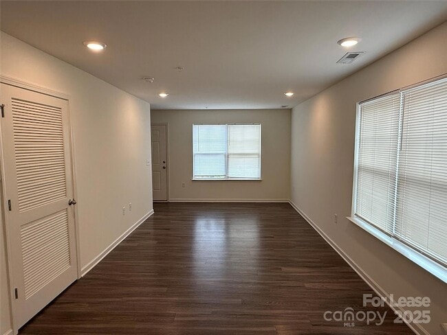 2525 Oakdale Rd in Charlotte, NC - Building Photo - Building Photo