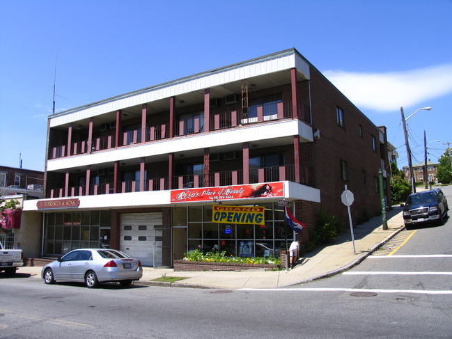 220 Broadway in Revere, MA - Foto de edificio - Building Photo