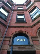 248 Newbury St, Unit 11 in Boston, MA - Foto de edificio - Building Photo