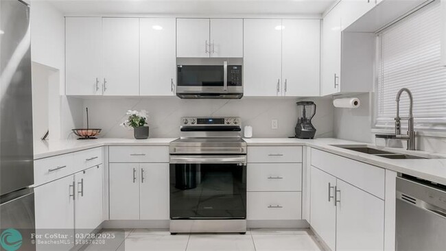 9441 Live Oak Pl in Davie, FL - Building Photo - Building Photo