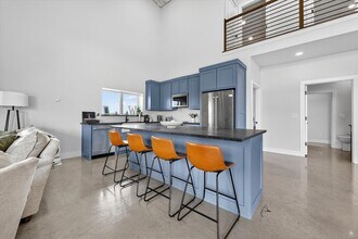 9082 Wolf Run in Ponder, TX - Foto de edificio - Building Photo