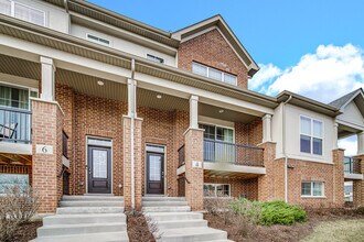 4 Woodmoor Ct in Lombard, IL - Building Photo - Building Photo