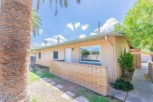 4943 E Indian School Rd in Phoenix, AZ - Building Photo