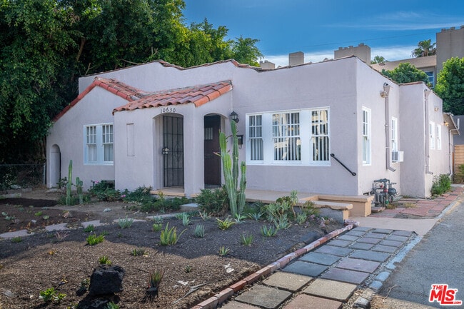 10630 Bloomfield St in Los Angeles, CA - Building Photo - Building Photo