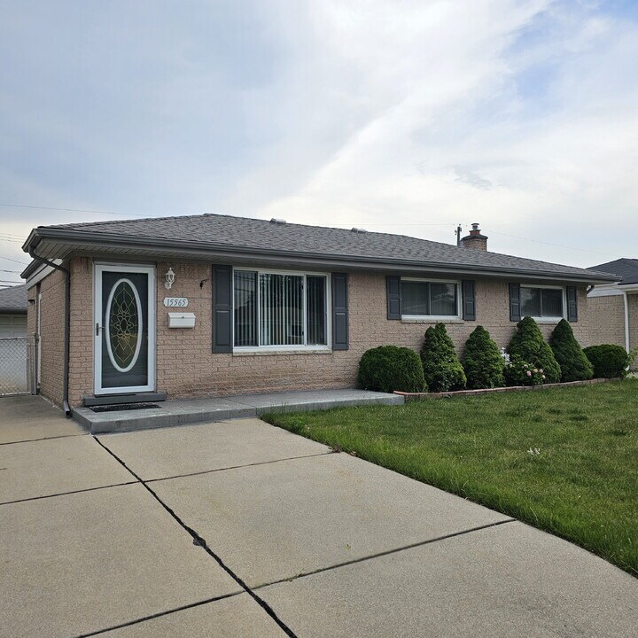 15565 Chestnut St in Roseville, MI - Building Photo