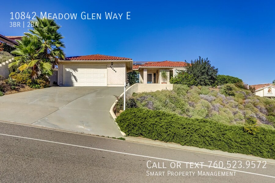 10842 Meadow Glen Way E in Escondido, CA - Foto de edificio