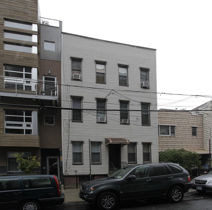 137 Conselyea St in Brooklyn, NY - Building Photo