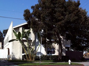 825 E Chestnut St in Santa Ana, CA - Foto de edificio - Building Photo