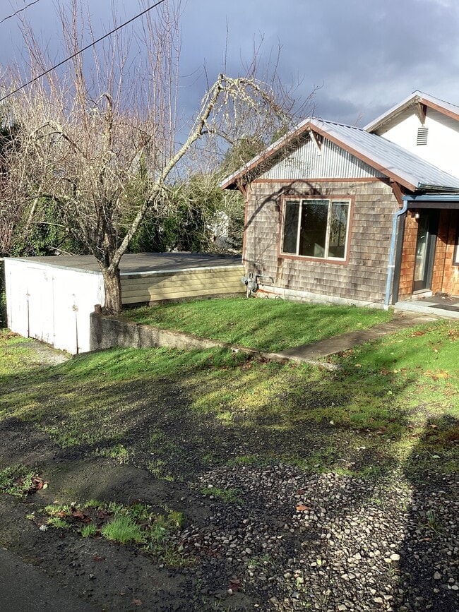 442 NE 1st St in Toledo, OR - Building Photo - Building Photo